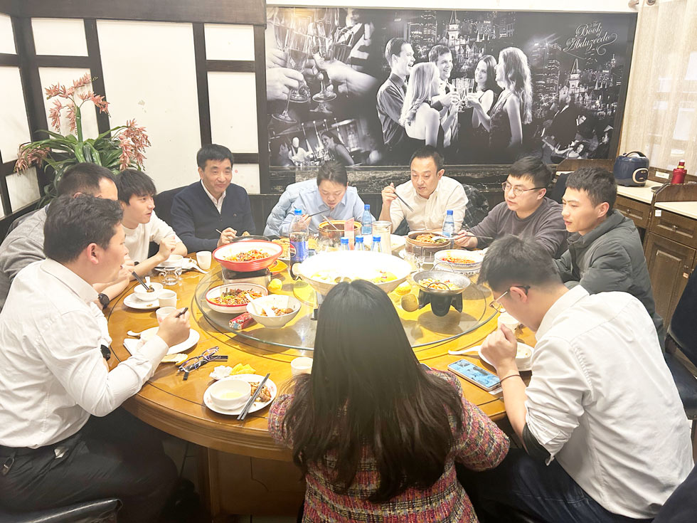 業(yè)務(wù)部門(mén)歡聚一堂 共筑團(tuán)隊(duì)情誼